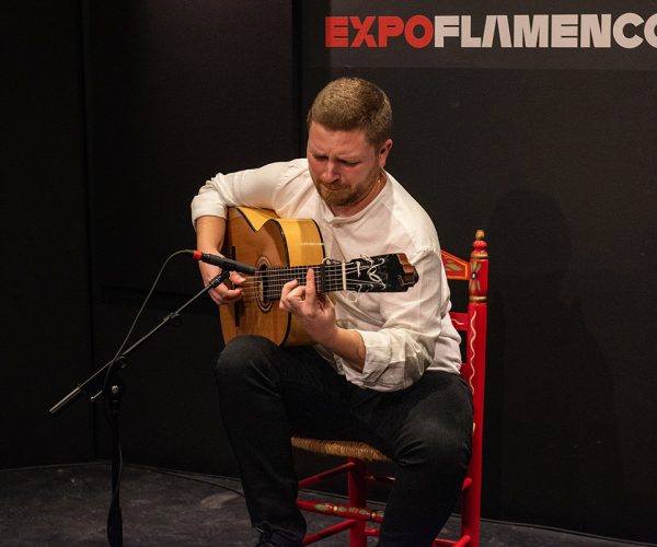 expoflamenco-guitarrista-alejandro-hurtado-3-actuacion-en-espacio-expoflamenco-jerez-nov23-foto-roksaneh-fotovat