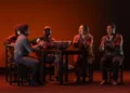 mesa con artistas cantando y Joaquín grilo