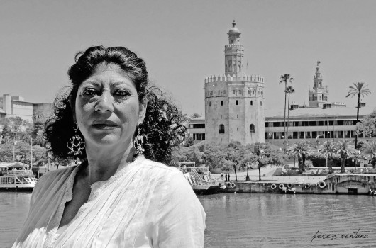 La bailaora Manuela Carrasco. Restaurante Riogrande, Sevilla. Al fondo, la Torre del Oro y la Giralda. Mayo 2019.  Foto: perezventana