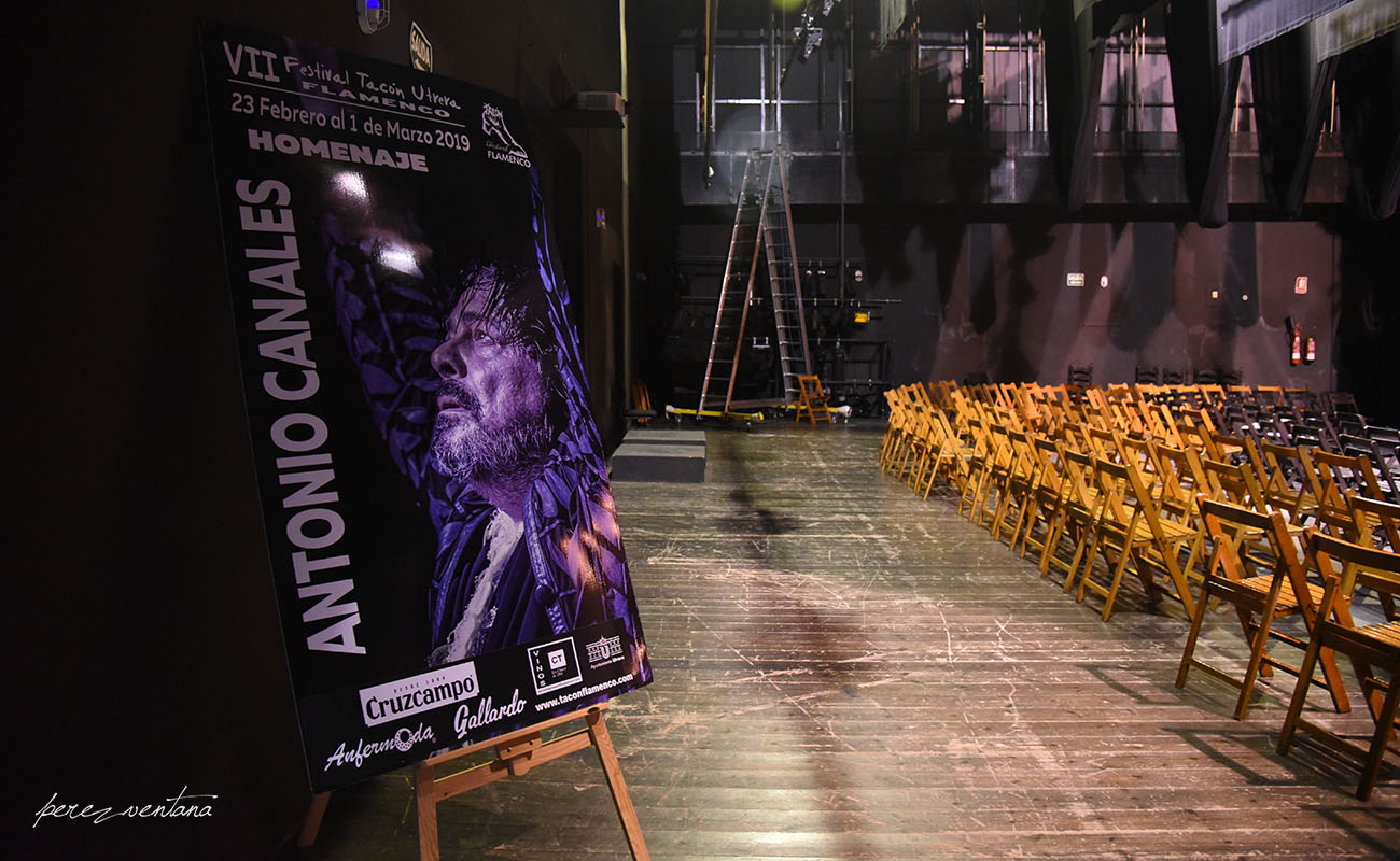 Backstage del Teatro Enrique de la Cuadra, Utrera. Una hora antes de la mesa redonda de tributo a Antonio Canales. Tacón Flamenco de Utrera, 26 feb 2019. Foto: Quico Pérez-Ventana