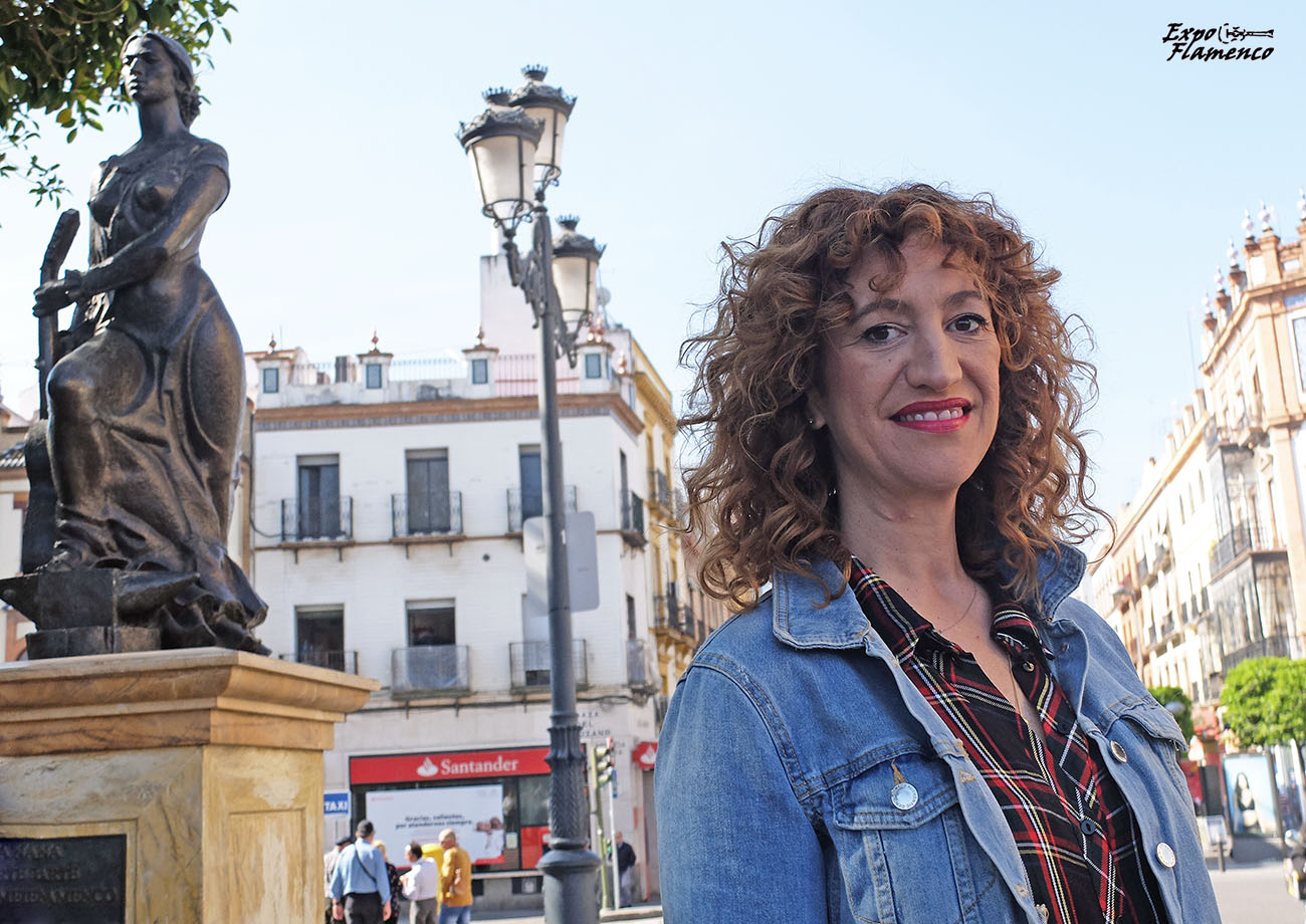 María Ángeles Carrasco, junto al monumento al Arte Flamenco de la Plaza del Altozano, Triana (Sevilla). Foto: Quico Pérez-Ventana