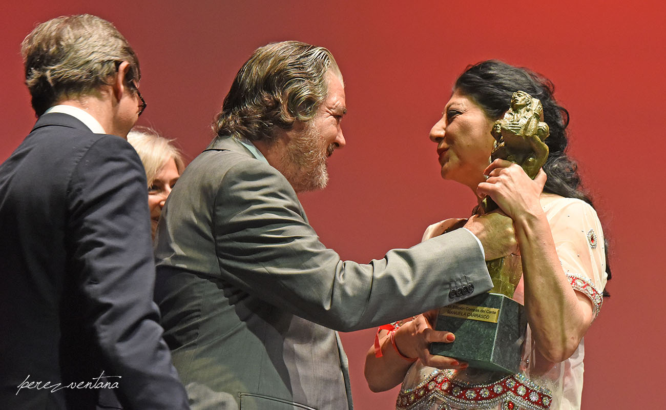 La bailaora Manuela Carrasco recibe el galardón de manos de Rafael Riqueni. Gala XXXII Compás del Cante, Box Cartuja. 29 Mayo 2019. Foto: Quico Pérez-Ventana