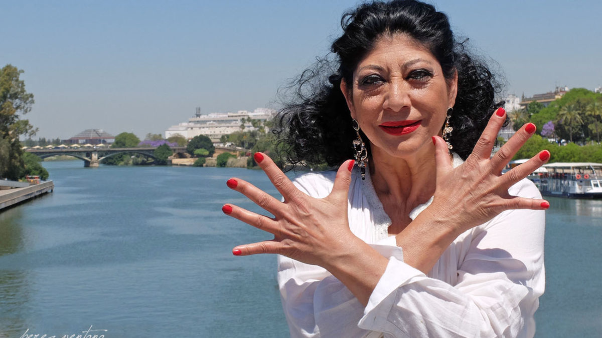 La bailaora Manuela Carrasco, frente al Puente de Triana. Foto: Quico Pérez-Ventana