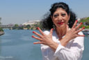 La bailaora Manuela Carrasco, frente al Puente de Triana. Foto: Quico Pérez-Ventana