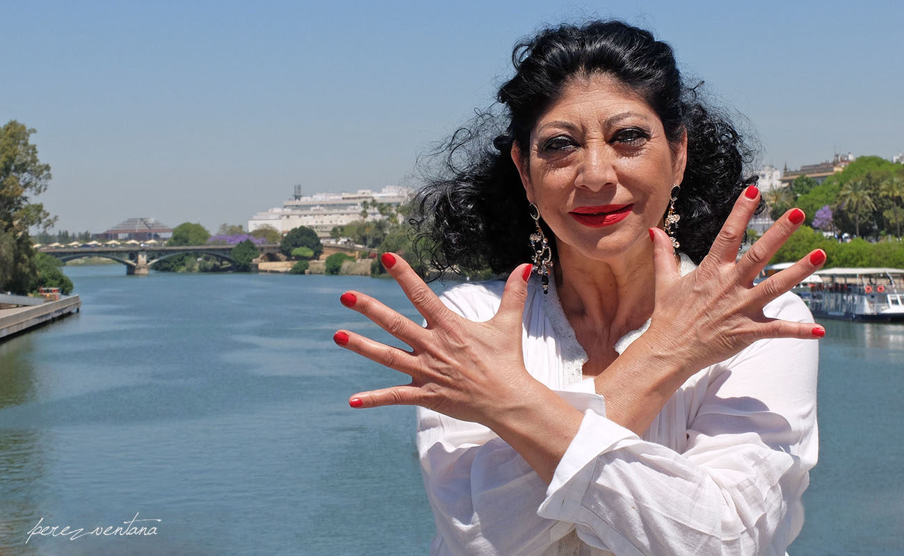 La bailaora Manuela Carrasco, frente al Puente de Triana. Foto: Quico Pérez-Ventana