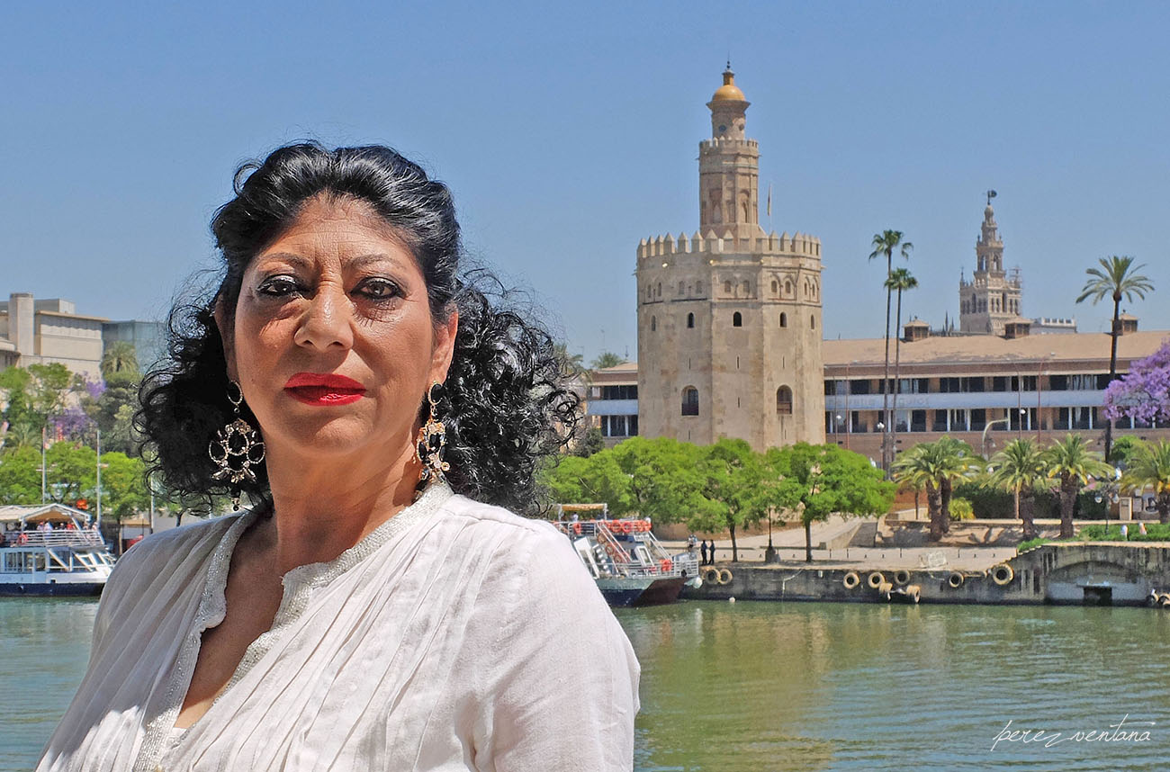 Manuela Carrasco, with the Torre del Oro and the Giralda in the background. Restaurante Riogrande (Triana, Sevilla). Foto: Quico Pérez-Ventana