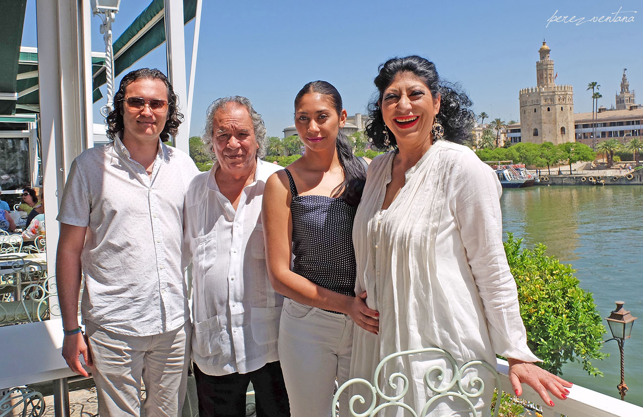 Manuel Santiago (manager of the Manuela Carrasco Foundation), guitarist Joaquín Amador (husband of Manuela), Manuela Amador (president of the Foundation) and bailaora Manuela Carrasco, at the Riogrande Restaurant (Triana, Seville). Photo by Quico Pérez-Ventana