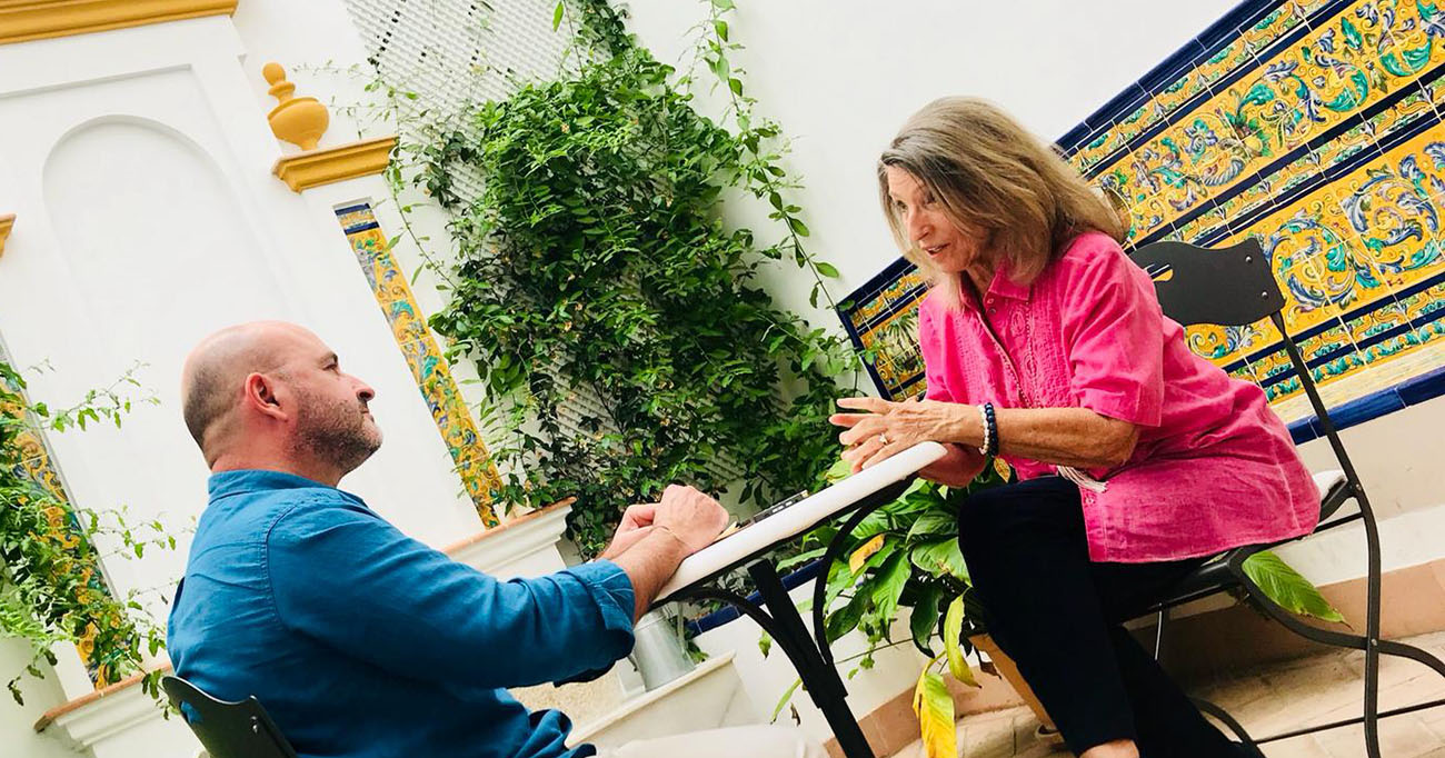 Cristina Heeren welcomes Quico Pérez-Ventana, editor of ExpoFlamenco, in a beautiful courtyard of her Foundation in Triana. Photo: Silvia Calado