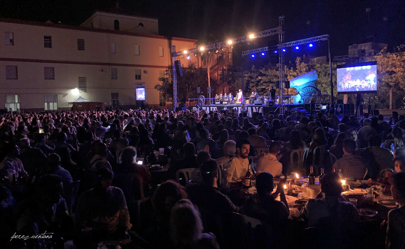 Ambiente de gala en el Patio del Colegio Salesiano de Utrera. LXIII Potaje Gitano de Utrera. 29 junio 2019. Foto: Quico Pérez-Ventana