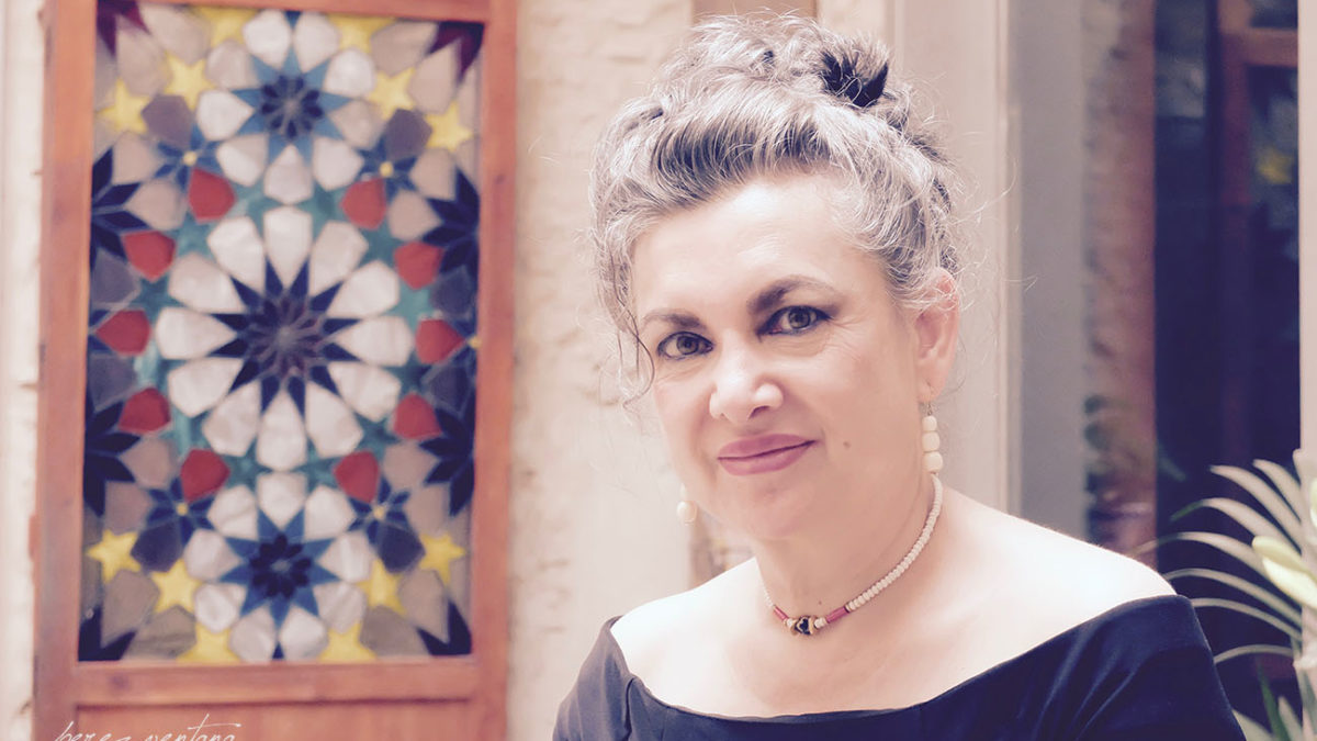 Rosana de Aza, en la sevillana Casa de la Memoria. Colores y ecos andalusíes. Foto: perezventana