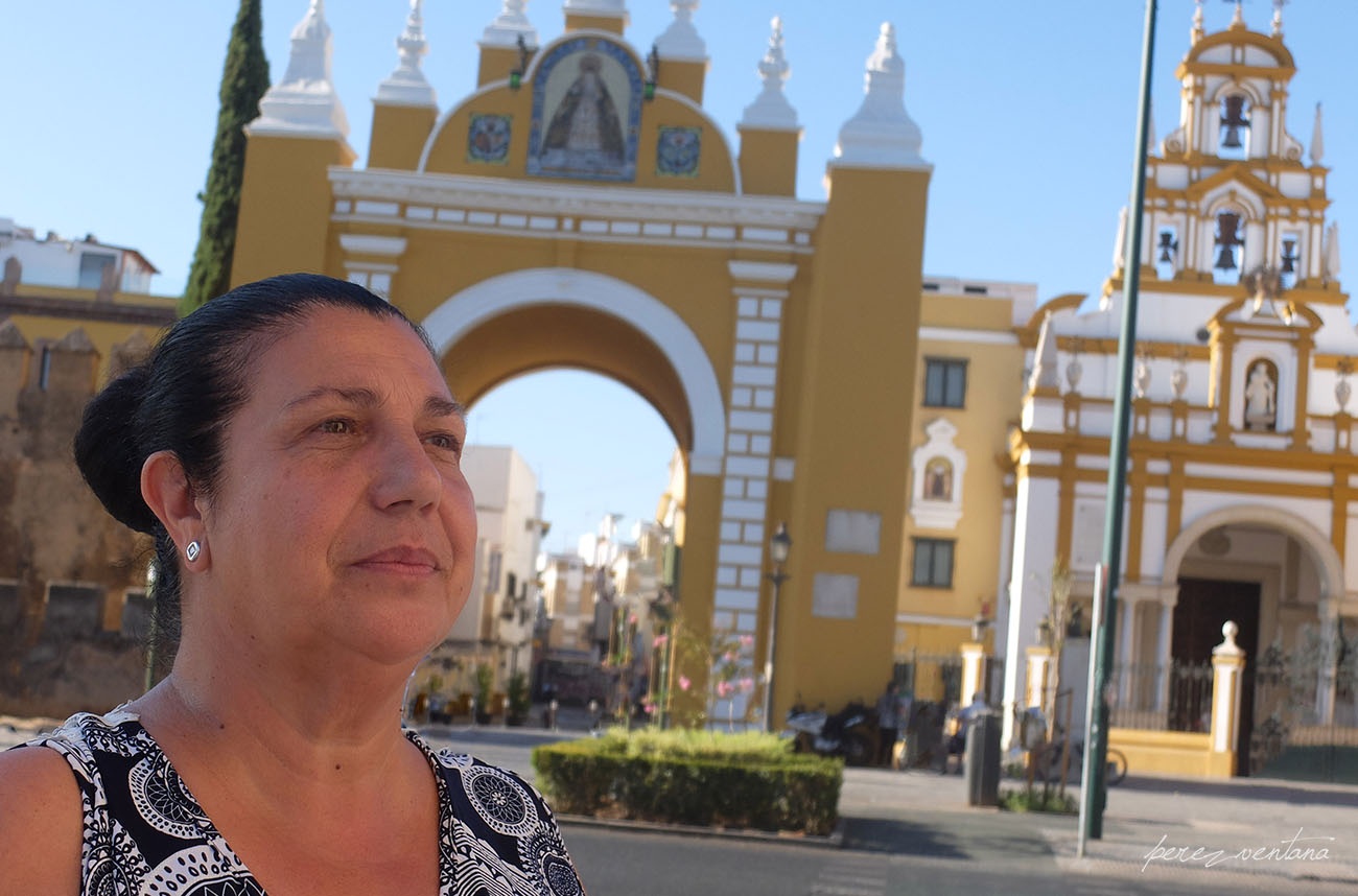 La bailaora Carmen Ledesma, frente a la Basílica de la Macarena, Sevilla. Foto: Quico Pérez-Ventana