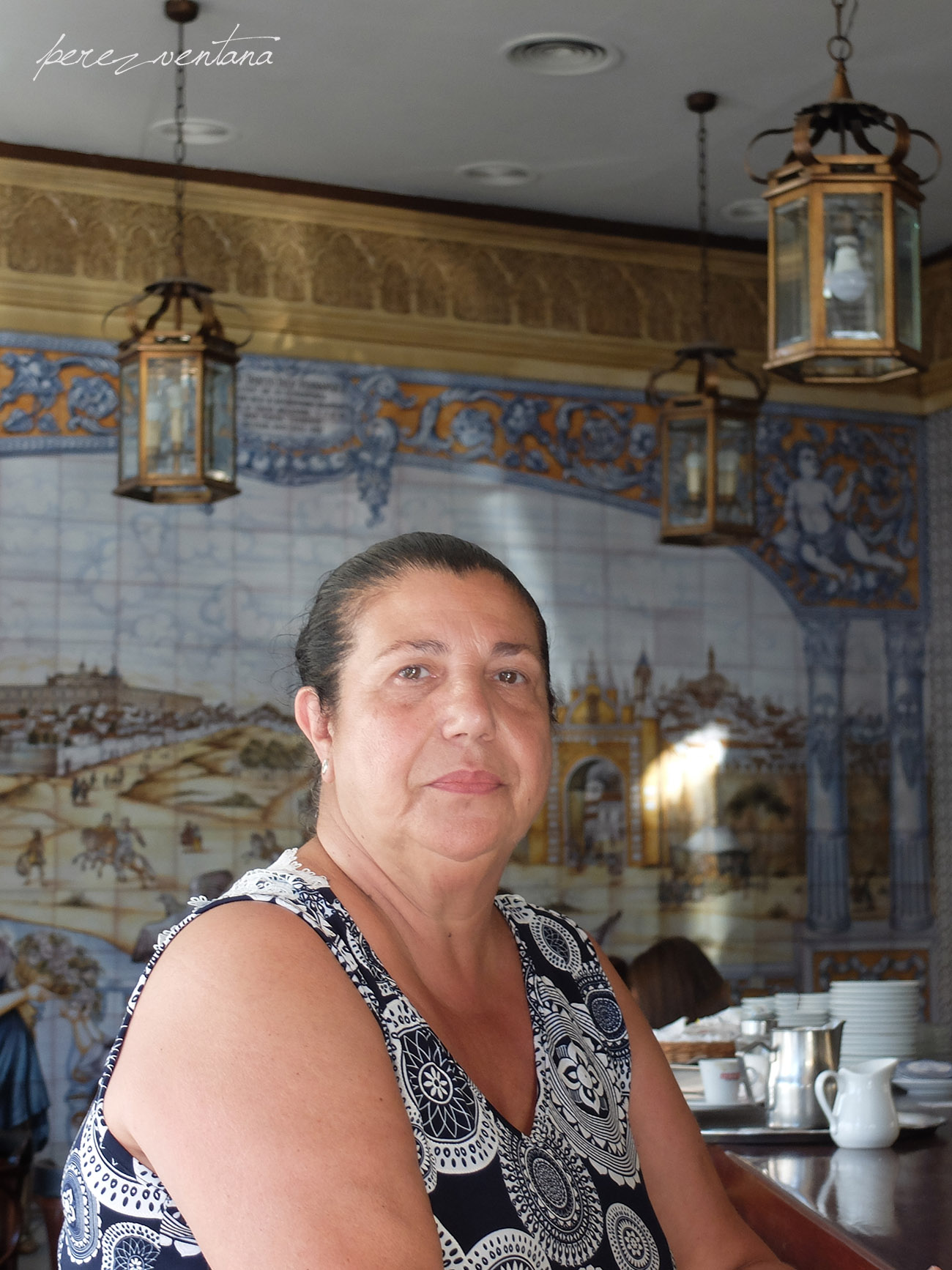 Carmen Ledesma, en el Bar Plata del barrio sevillano de la Macarena. En ese mismo mostrador sirvió cafés Pepe Pinto. Foto: Quico Pérez-Ventana