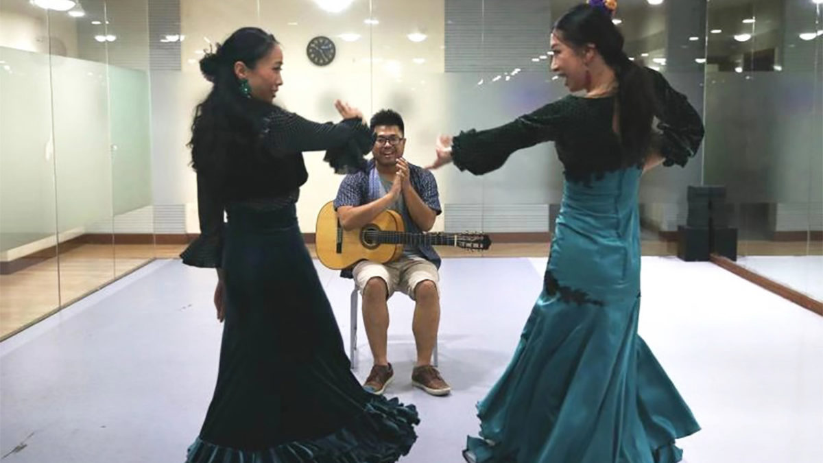 Tao Jiarong (izquierda) y Shi Yiqi bailan juntas en el estudio. (Xinhua/Ren Long)