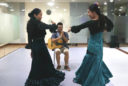 Tao Jiarong (izquierda) y Shi Yiqi bailan juntas en el estudio. (Xinhua/Ren Long)