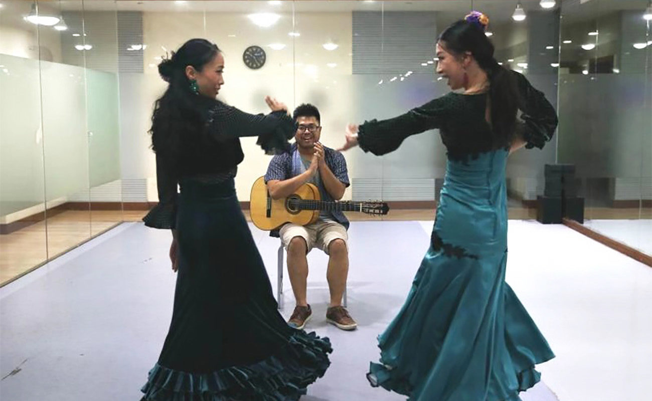 Tao Jiarong (izquierda) y Shi Yiqi bailan juntas en el estudio. (Xinhua/Ren Long)