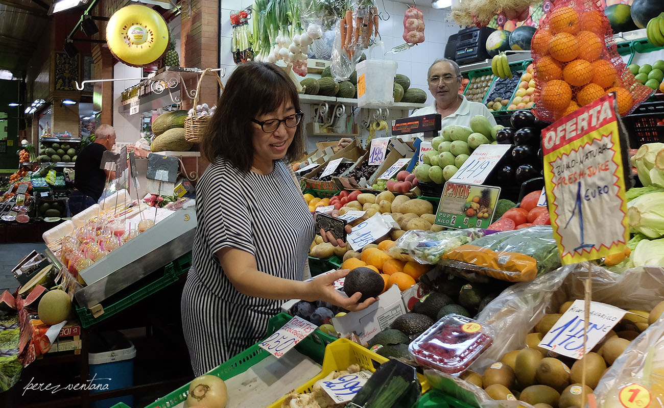 Kyoko Shikaze, comprando aguacates en el Mercado de Triana (Sevilla). Foto: perezventana