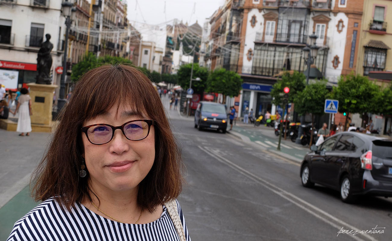 Kyoko Shikaze, en la Plaza del Altozano, Triana (Sevilla). Foto: perezventana