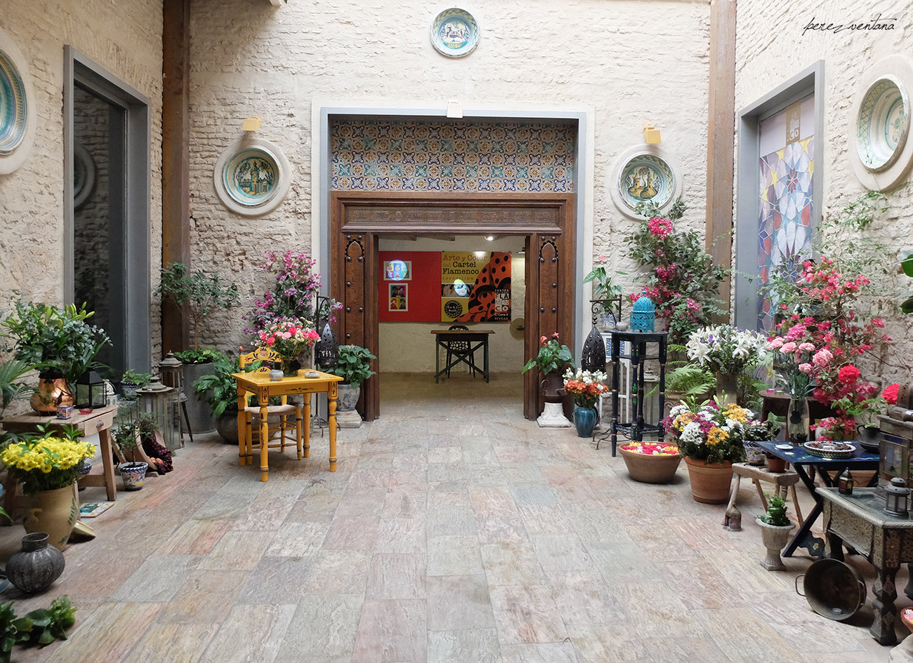 El fabuloso patio arabigoandalusí de la Casa de la Memoria. Sospechamos que esto debe ser fruto del buen gusto de Rosana de Aza, la fundadora de este singular templo flamenco. Foto: Quico Pérez-Ventana