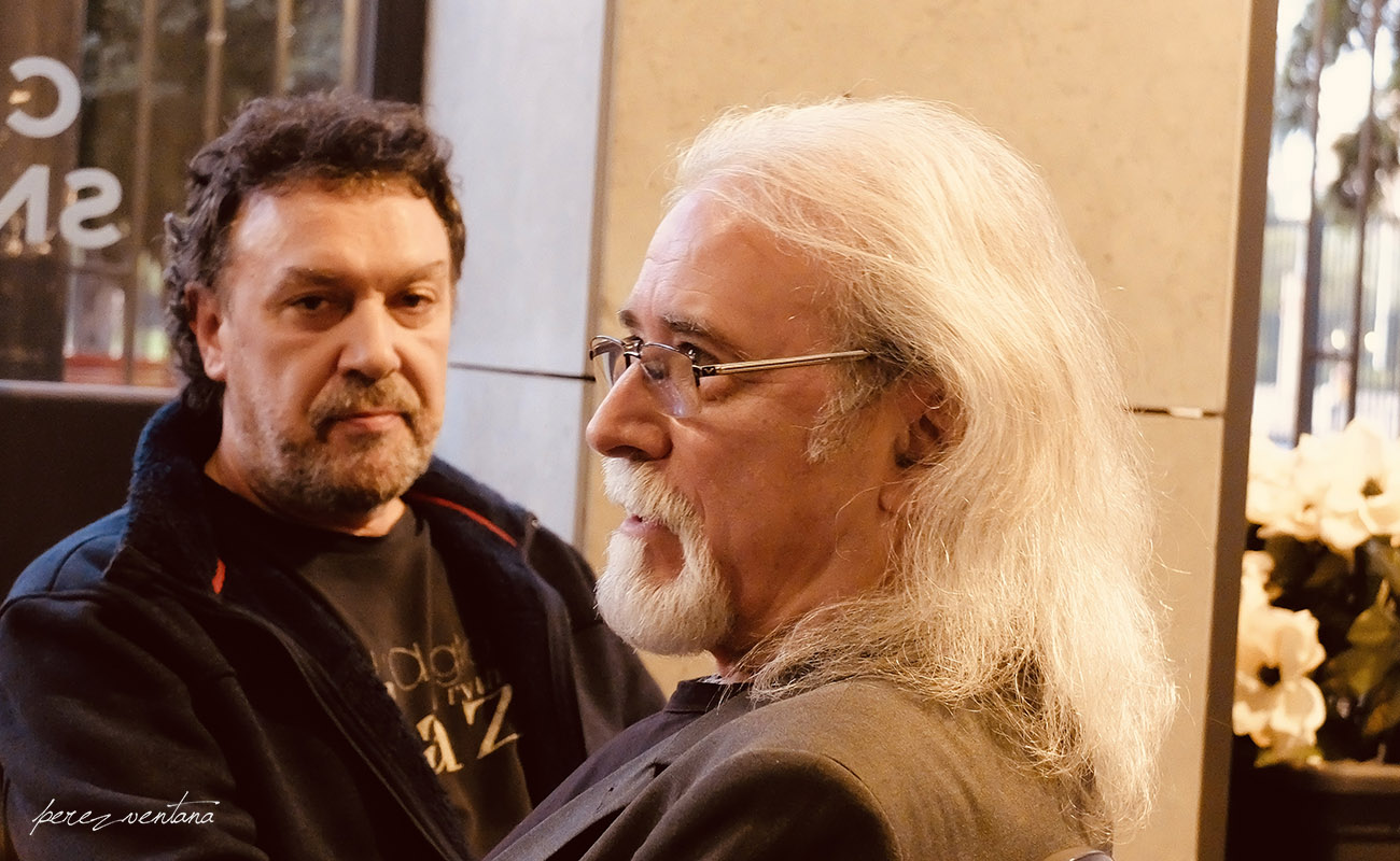 Tino Di Geraldo y Carles Benavent, tras dar cuenta de un café solo y un aquarius, respectivamente, en la cafetería del Hotel Sevilla Center. Foto: perezventana