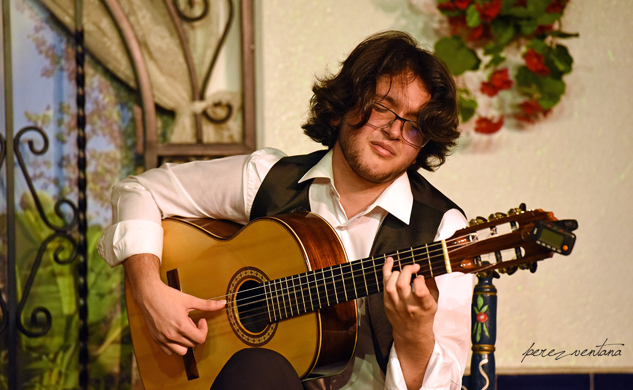 El joven guitarrista David de Arahal, un fiera. Peña Flamenca Torres Macarena. 13 jun 2020. Foto: perezventana