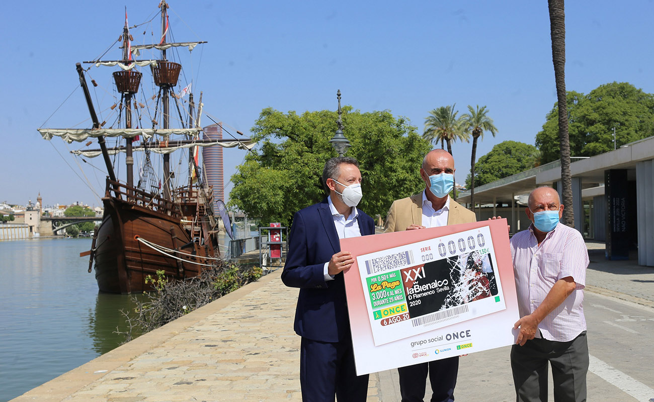 Presentación del cupón de la Once dedicado a la Bienal. En la imagen, el delegado de Hábitat Urbano, Cultura y Turismo, Antonio Muñoz (en el centro), el delegado territorial de la ONCE en Andalucía (izquierda), Cristóbal Martínez, y el director de la Bienal de Flamenco, Antonio Zoido. (derecha). Foto: Bienal