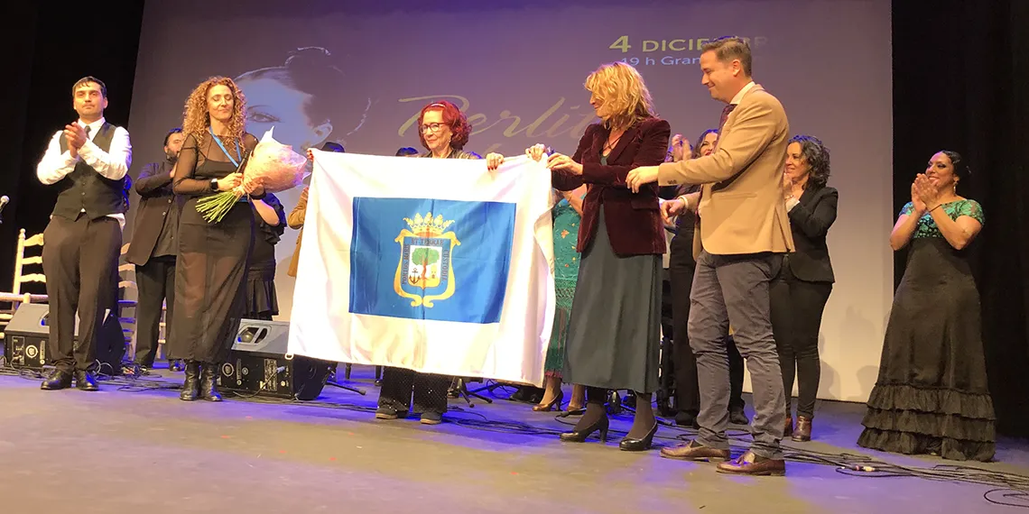 Entrega de la bandera de Huelva a Perlita. Ángel Raimúndez, Julia Romón, Perlita de Huelva, Pilar Miranda e Ignacio Molina.