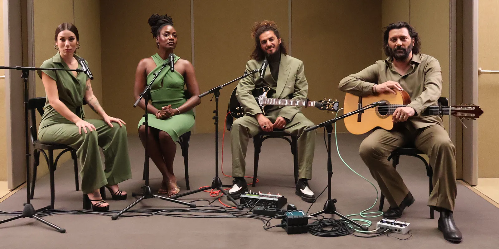 Josemi Carmona (derecha), junto a Miryam Latrece, Alana Sinkëy y Lin Cortés, durante la grabación del videoclip 'Por el aire'. Foto: Limbaé
