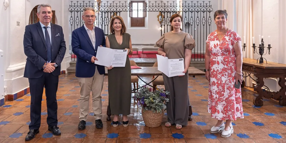 Firma del acuerdo entre Paradores y el Festival Flamenco de Mérida. Foto: Paradores