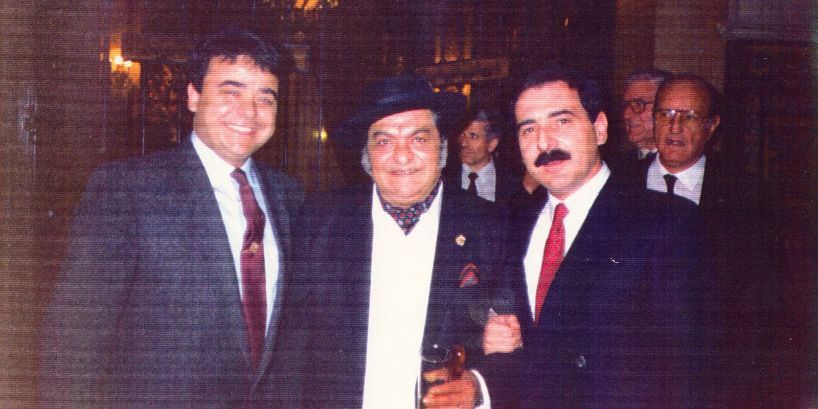 Francisco Zambrano, con Manuel Martín Martín escoltando en 1989 a Farruco en la entrega de V Compás del Cante a Pilar López. Foto: archivo MMM