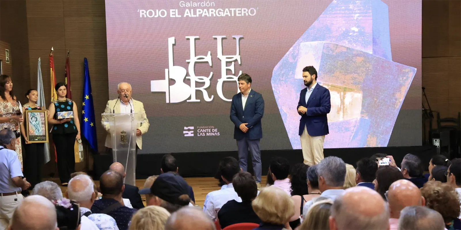 El Festival Cante de las Minas entrega el galardón Rojo el Alpargatero a la Peña Flamenca El Lucero. Foto: Las Minas