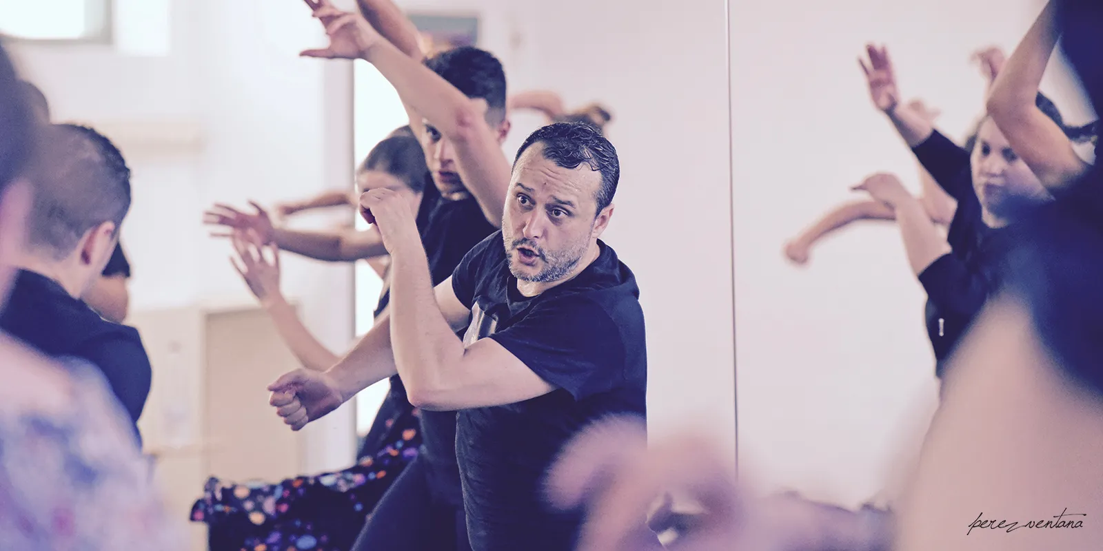 El bailarín y coreógrafo Daniel Doña, impartiendo una clase magistral. Foto: perezventana