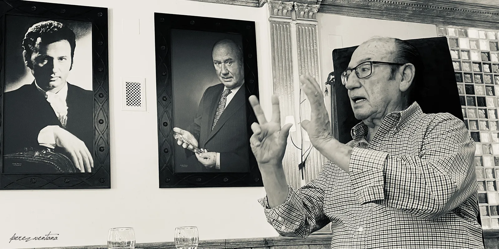 Antonio Fernández Díaz 'Fosforito, en el salón que lleva su nombre en el Hotel Las Acacias, Puente Genil. Sep 2021. Foto: perezventana