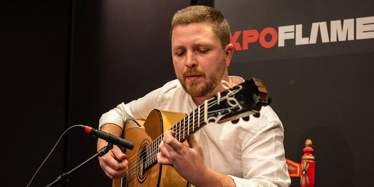 El guitarrista alicantino Alejandro Hurtado, a su paso por nuestro Espacio expoflamenco Jerez. Foto: Roksaneh Fotovat