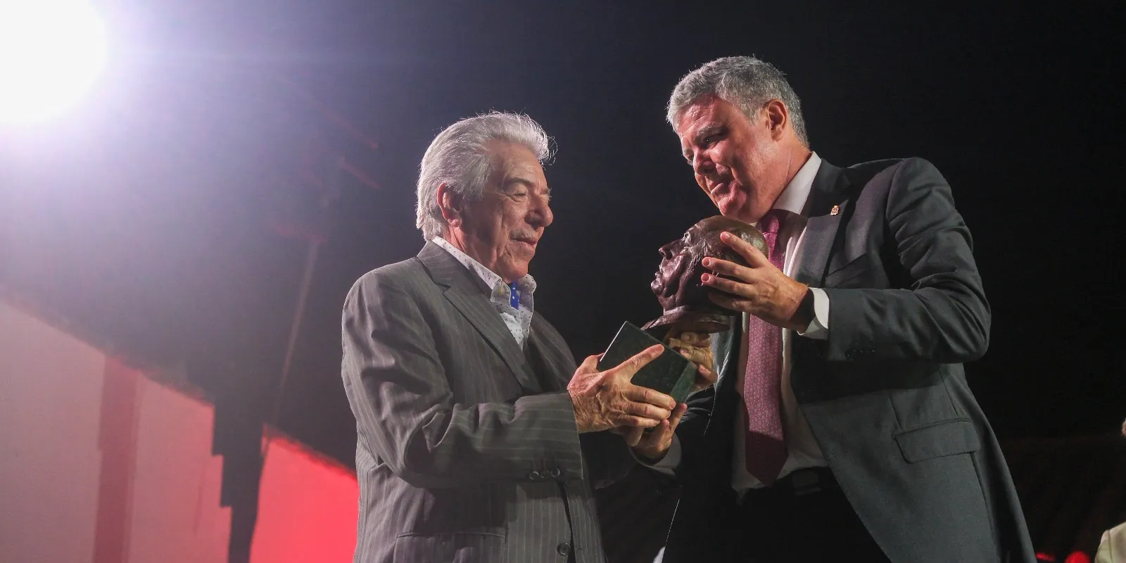 Nano de Jerez recibe el reconocimiento del Festival de Cante Jondo Antonio Mairena de manos del alcalde Juanma López. Foto: Toni Blanco