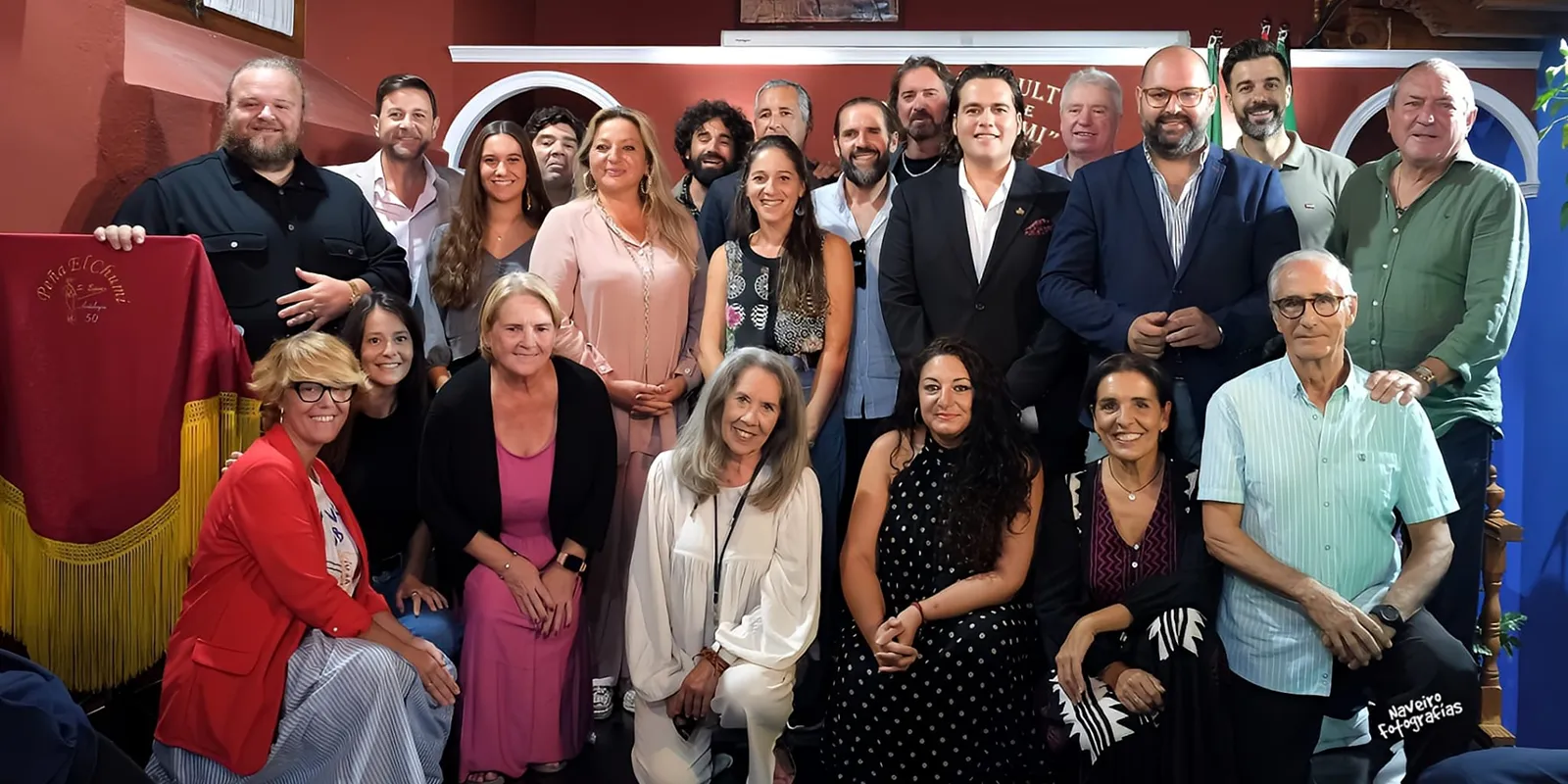 La Asociación Cultural Amigos de El Chumi entregó la insignia de oro al guitarrista portuense Paco León. Foto: Naveiro - Ayto El Puerto