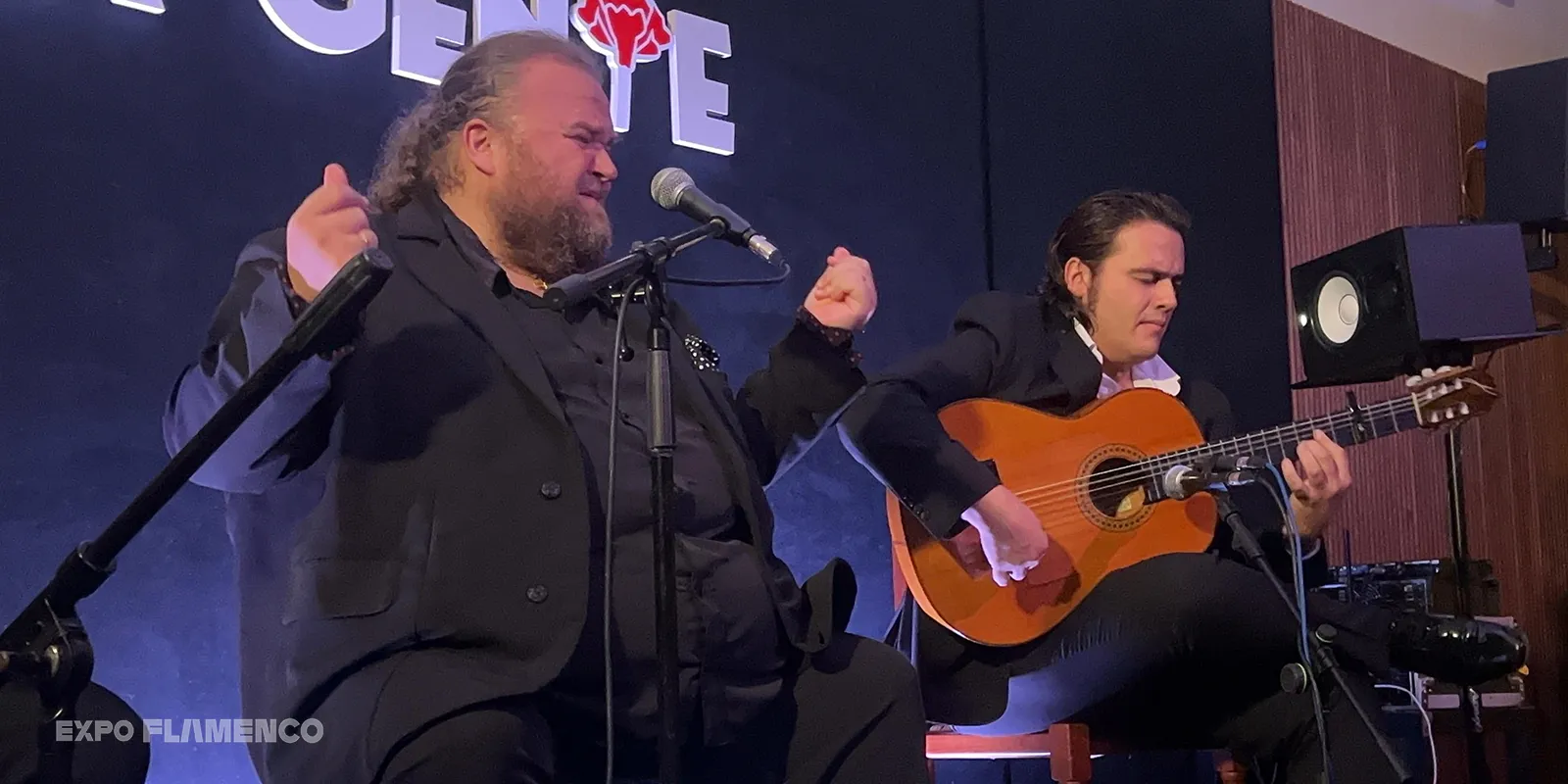 Ezequiel Benítez y Paco León, en la Peña La Buena Gente, Jerez. Foto: Juan Garrido