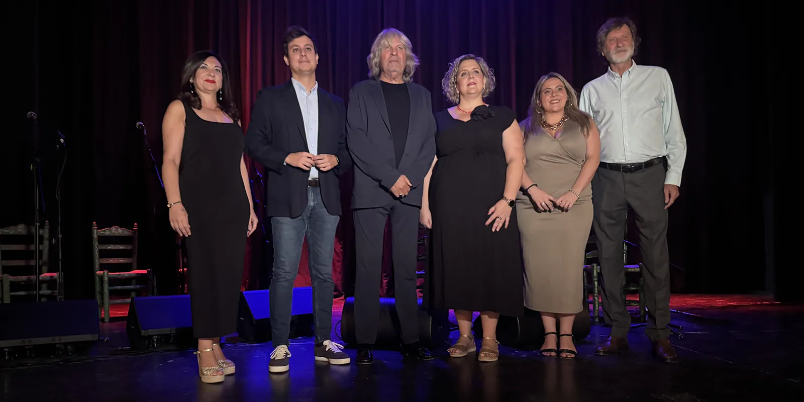 José Mercé, escoltado por los responsables públicos de la Diputación de Sevilla y el Ayuntamiento de Bollullos de la Mitación. Festival Flamenco Duende. 17 oct 2025. Foto: Manuel Martín Martín