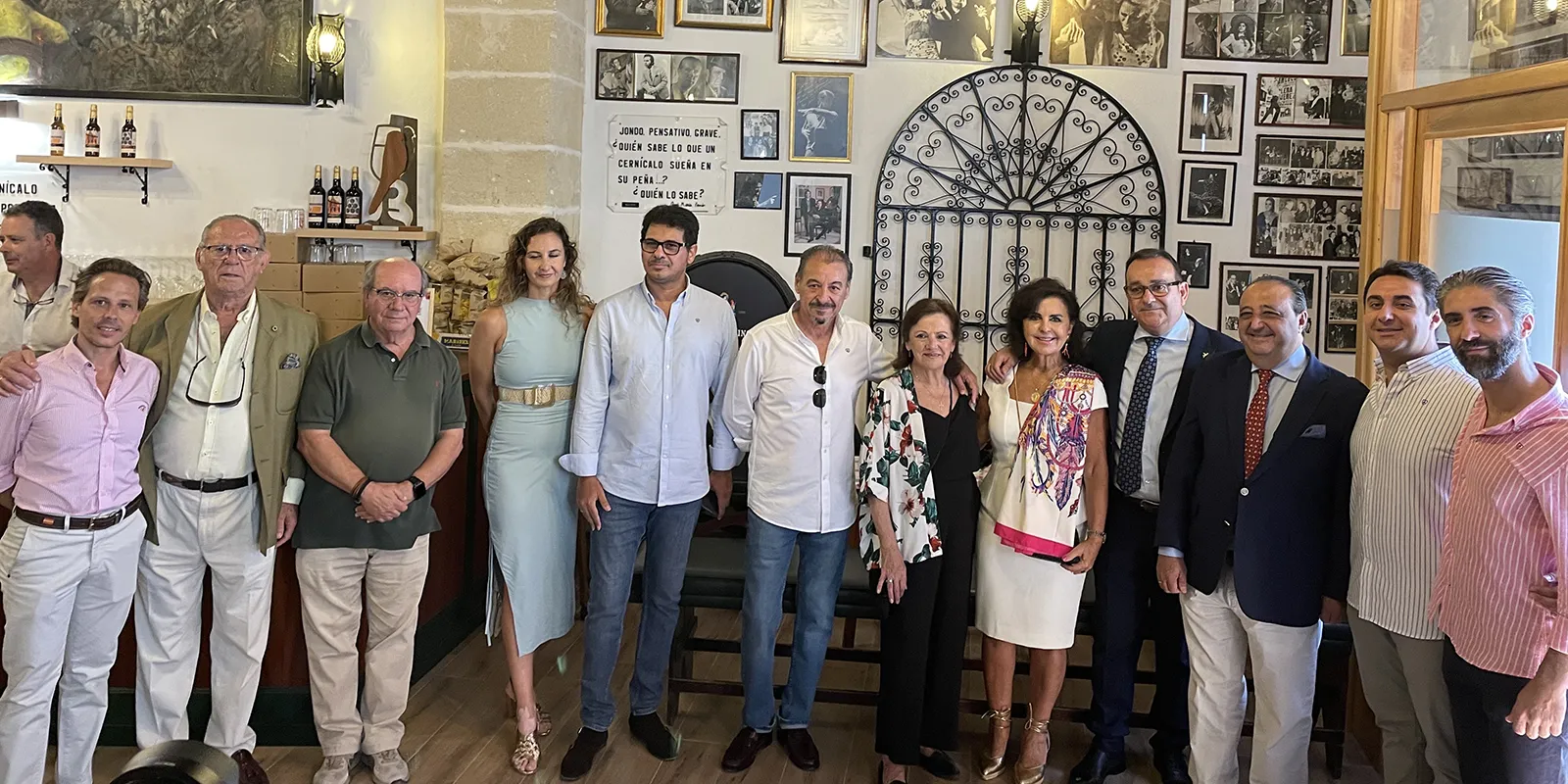 Foto de familia. Inauguración d ela nueva sede de la Peña Flamenca Los Cernícalos, Jerez. Foto: Juan Garrido