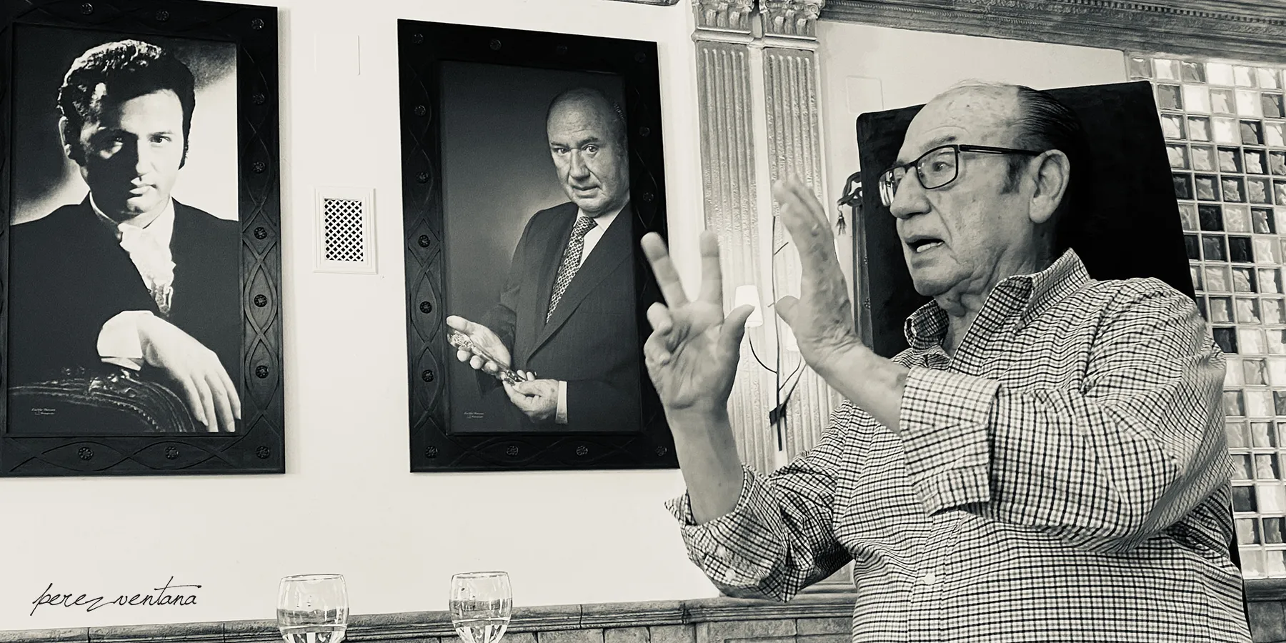 El cantaor Fosforito, en el salón que lleva su nombre en el Hotel Las Acacias, Puente Genil. Septiembre 2021. Foto: perezventana