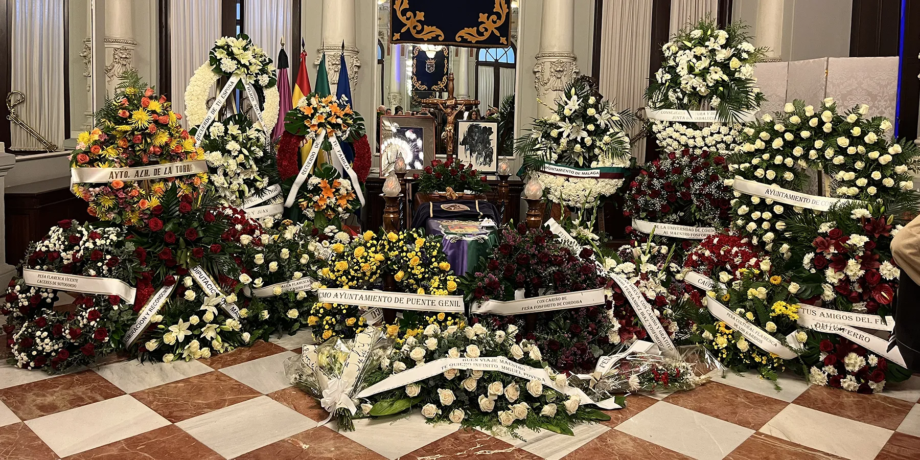 Capilla ardiente de Fosforito en el Salón de los Espejos del Ayuntamiento de Málaga. Foto: Ramón Soler
