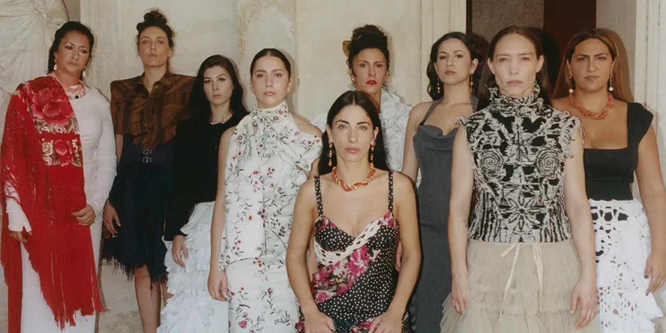 Una de las imágenes del reportaje flamenco de Vogue: La Fabi, María Marín, Zaira Prudencio, Claudia ‘La Debla’, Águeda Saavedra, Lori ‘La Armenia’, Gema Moneo, Florencia Oz y Lela Soto. Fotografía: Pablo Zamora / Vogue