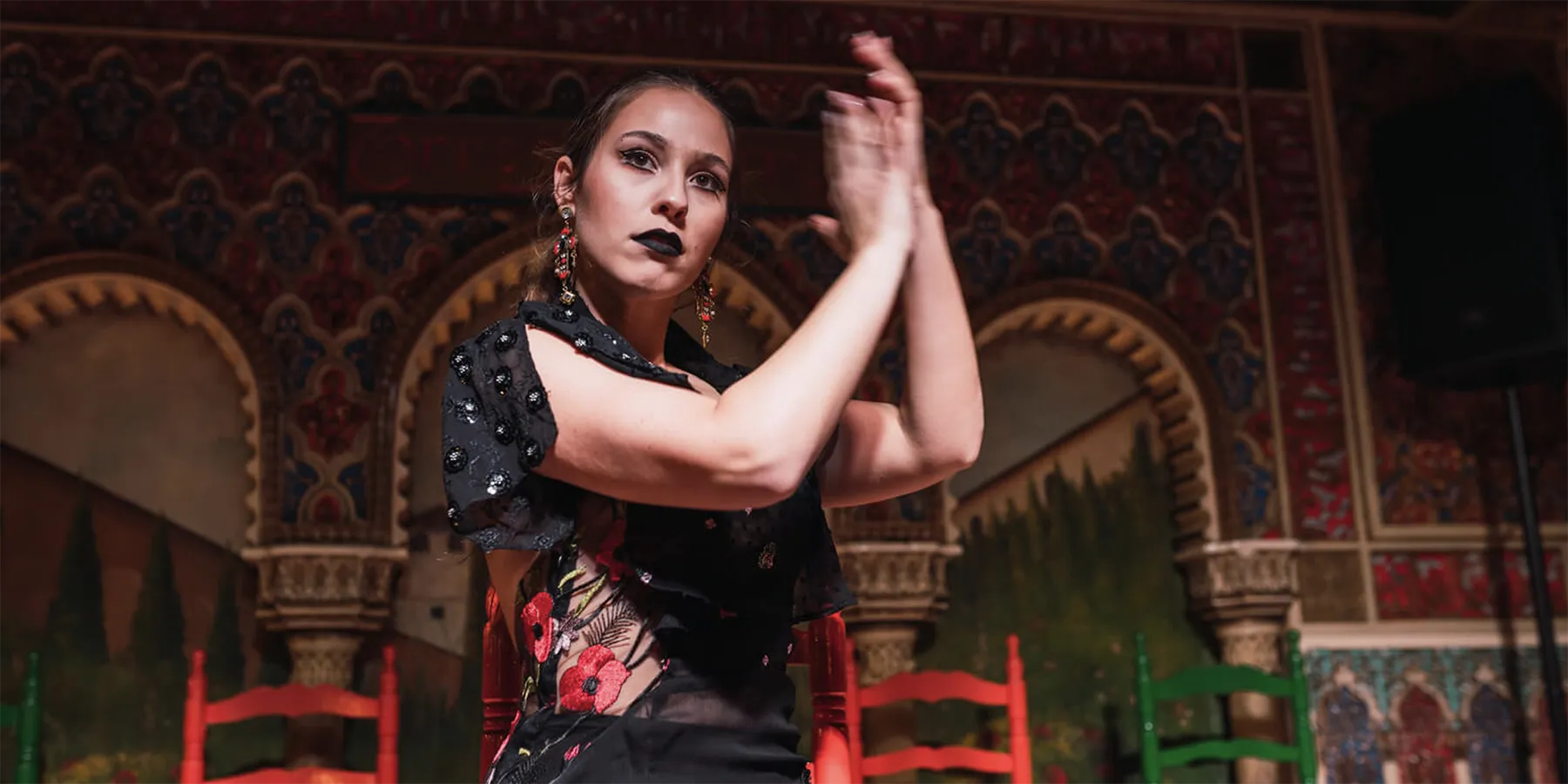 Las palmas flamencas son uno de los elementos clave del tablao La Quimera. Fuente: web oficial de este tablao ubicado en el nº 7 de la calle de Cuchilleros, Madrid.