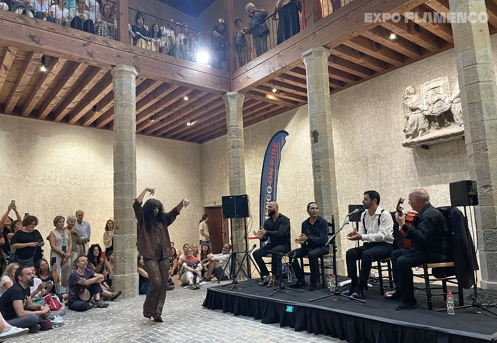 Beatriz Morales le baila por bulerías a Agujetas Chico. XII Festival Flamenco On Fire. 27 agosto 2025. Foto: Juan Garrido