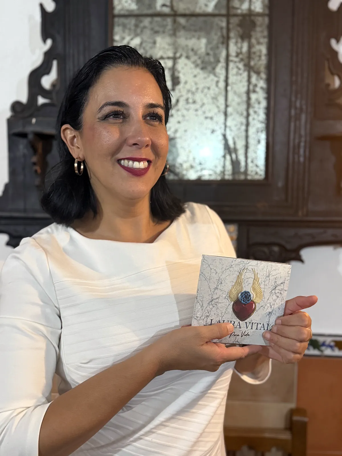 Laura Vital, con su disco 'Pura vida'. Torres Macarena, Sevilla. Foto: Carmen Arjona