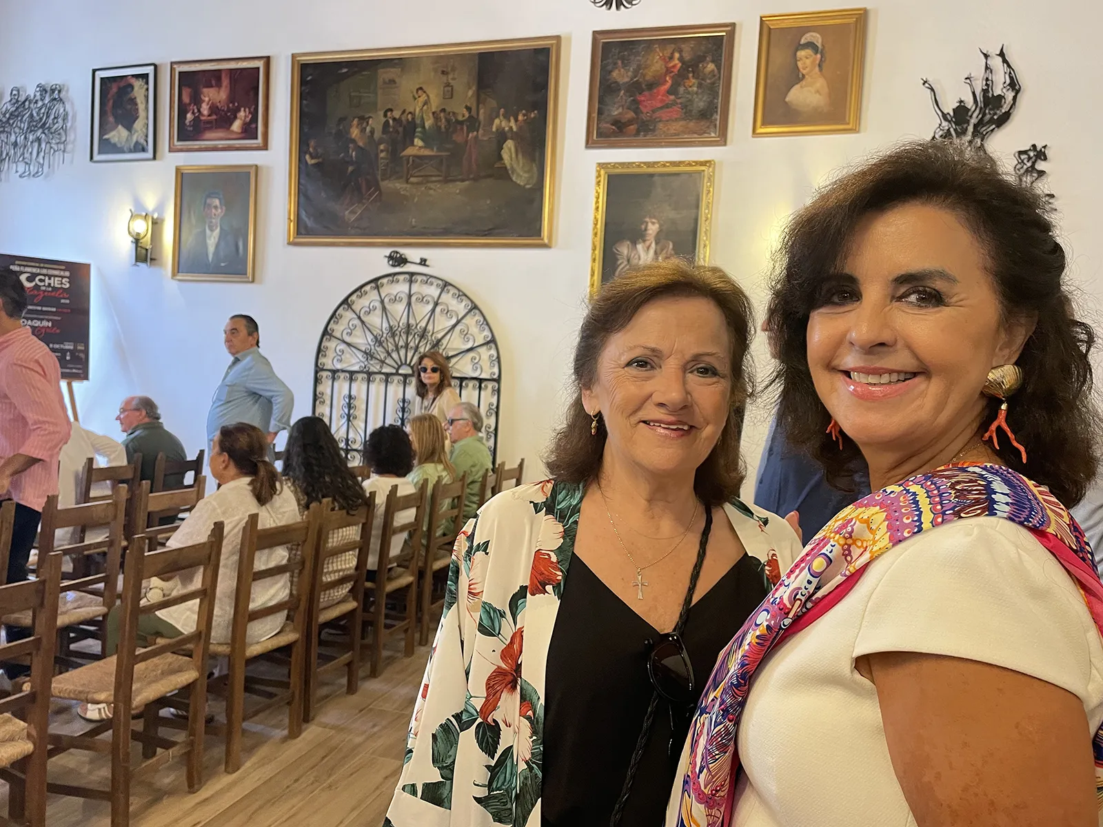 Ana María López y María José Santiago. Inauguración de la nueva sede de la Peña Flamenca Los Cernícalos, Jerez. Foto: Juan Garrido