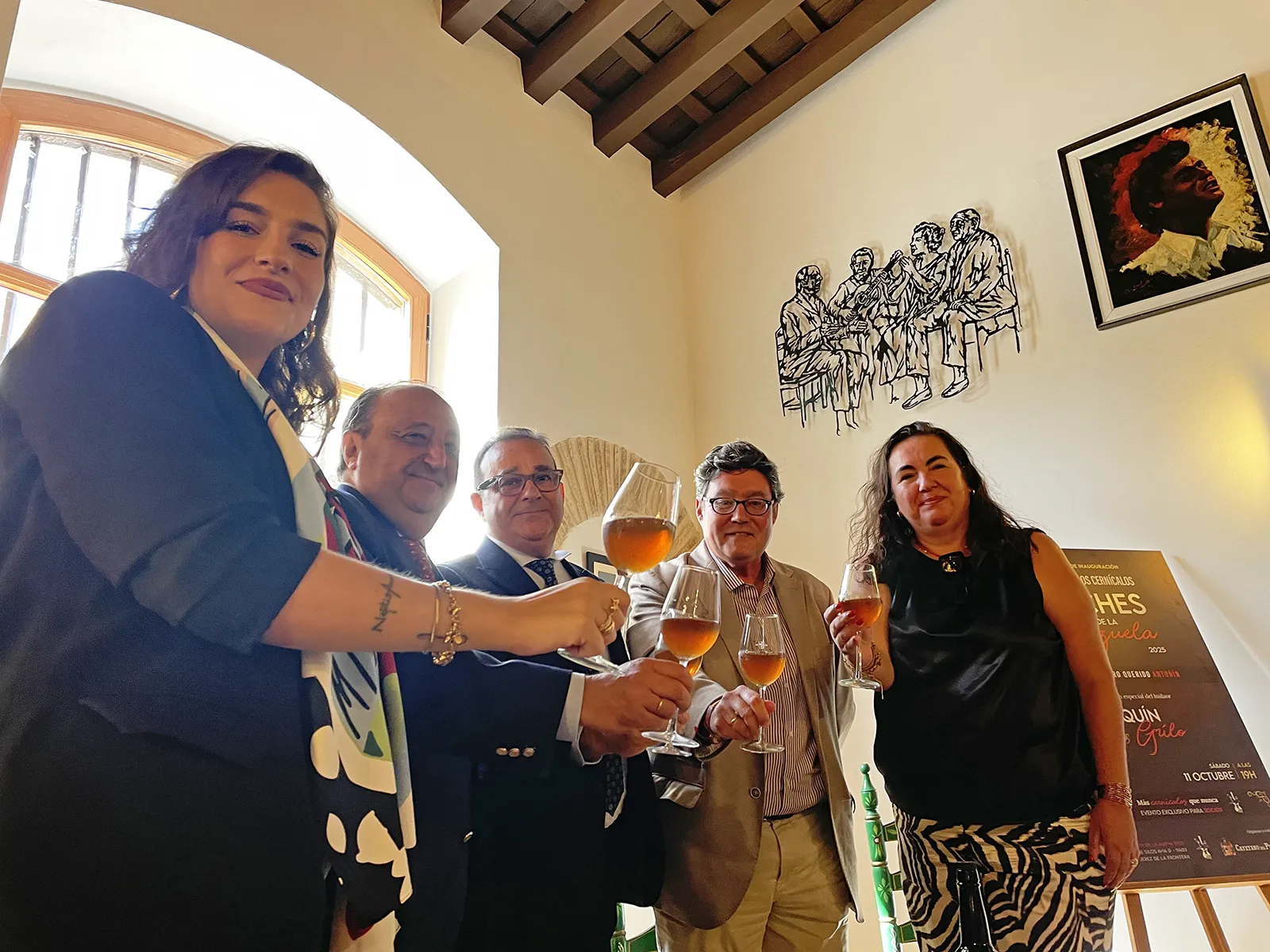 Brindis de la directiva y el delegado de Cultura. Inauguración de la nueva sede de la Peña Flamenca Los Cernícalos, Jerez. Foto: Juan Garrido