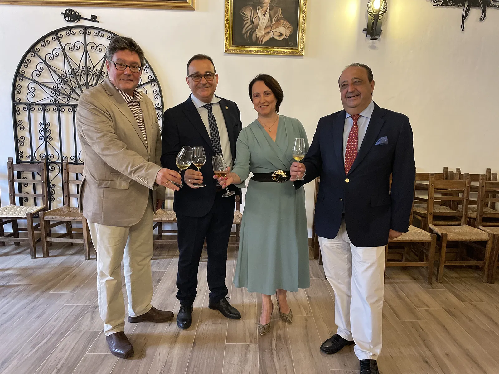 Jesús Atienza –segundo por la izqda– junto a representantes políticos. Inauguración de la nueva sede de la Peña Flamenca Los Cernícalos, Jerez. Foto: Juan Garrido
