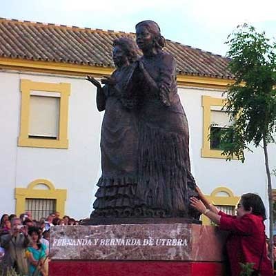 Bernarda, emocionada ante el monumento. Foto: Estela Zatania
