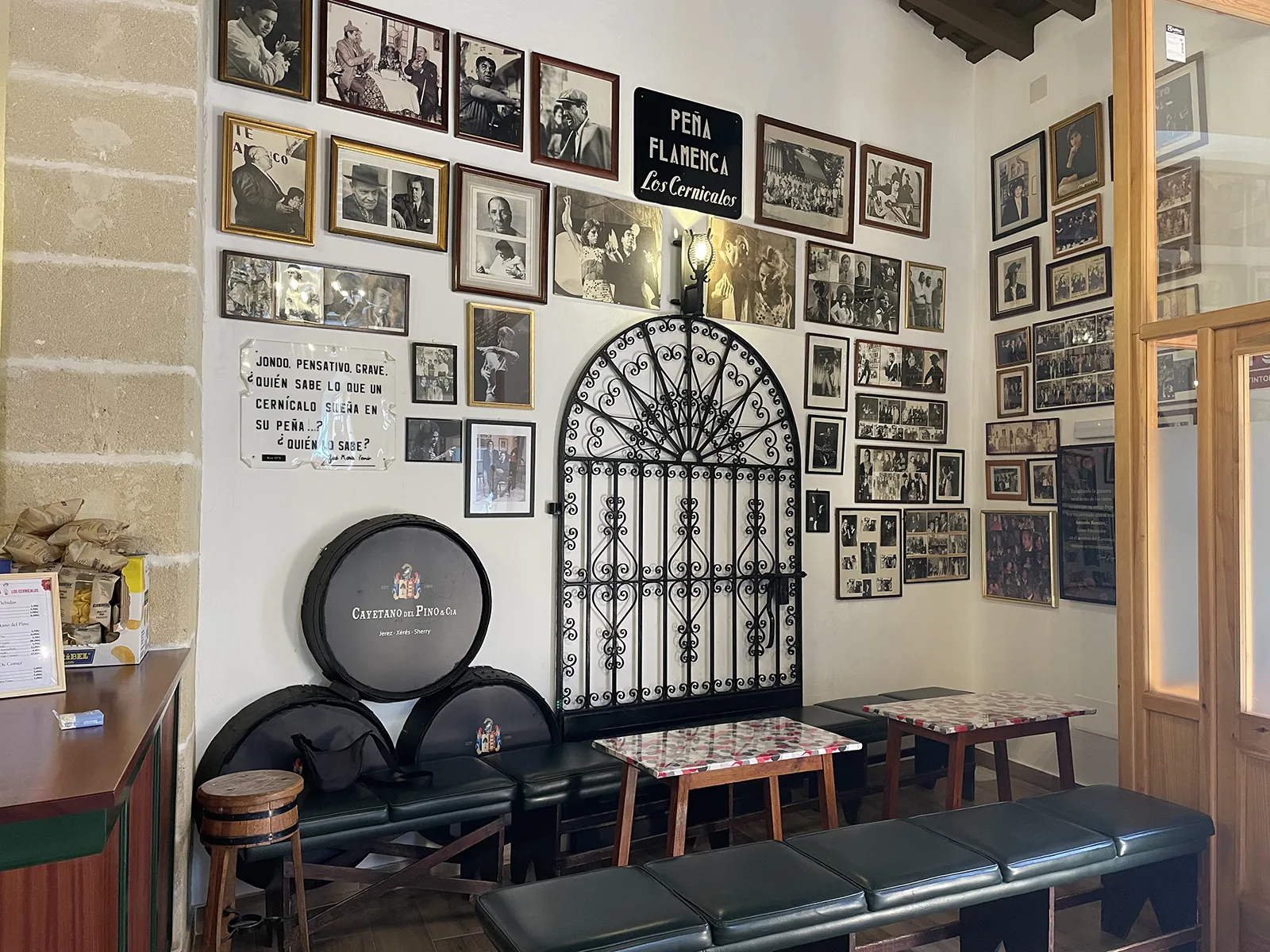 El escenario. Inauguración de la nueva sede de la Peña Flamenca Los Cernícalos, Jerez. Foto: Juan Garrido