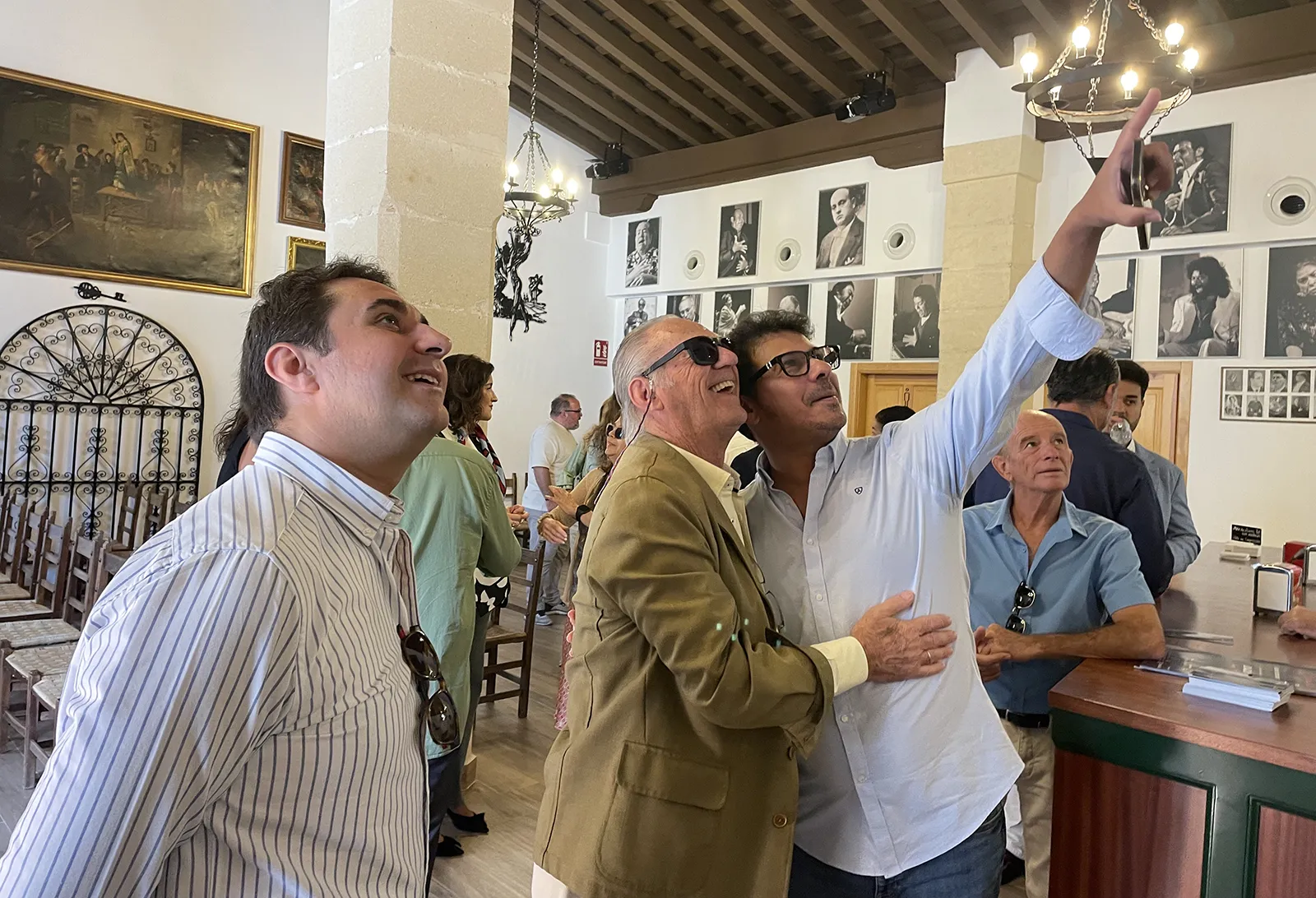 Manuel de la Fragua, Manuel Moreno y Juan Manuel Moneo, disfrutando de fotografías históricas. Inauguración de la nueva sede de la Peña Flamenca Los Cernícalos, Jerez. Foto: Juan Garrido